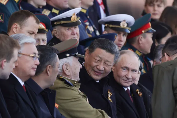 بوتين وشي يحضران الاستعراض العسكري بمناسبة «عيد النصر» في موسكو 9 مايو (إ.ب.أ)