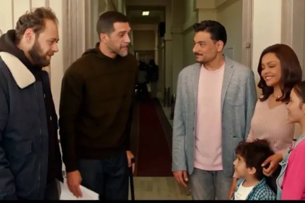 لقطة من الحلقة الأخيرة للعمل تظهر عودة الوئام بين المتصارعين (الشركة المنتجة)