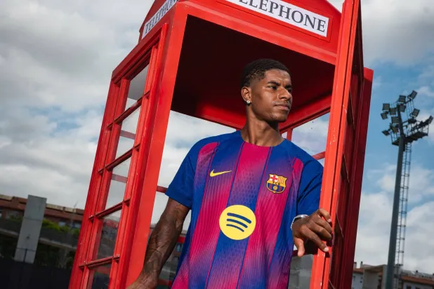 صورة بثها نادي برشلونة للاعب راشفورد بعد توقيع العقد (الشرق الأوسط)