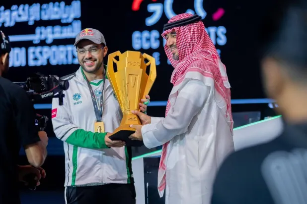 الأمير فيصل بن بندر يسلم الدوسري كأس بطولة «إي إيه إف سي 25» (الشرق الأوسط)