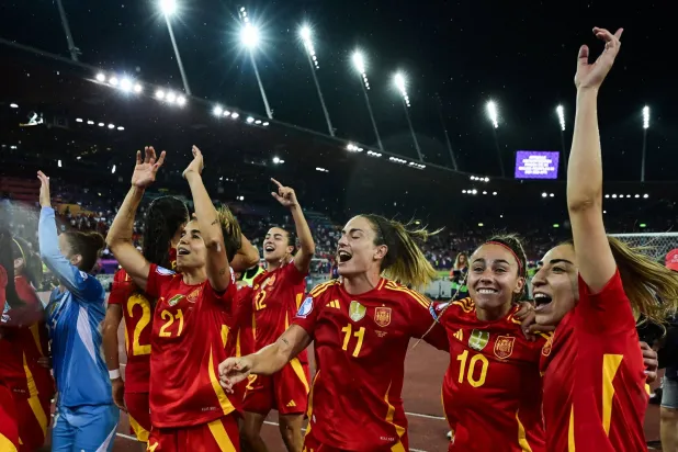 لاعبات إسبانيا يحتفلن بالتأهل التاريخي للنهائي الأوروبي (أ.ف.ب)