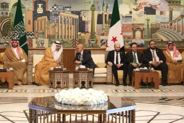 صورة جماعية بين المسؤولين السعوديين والسوريين في دمشق (واس)
