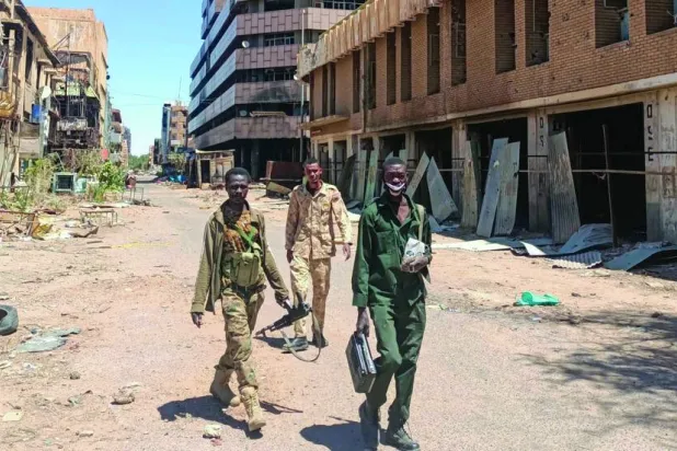 
أفراد من الجيش السوداني في الخرطوم (أ.ف.ب)