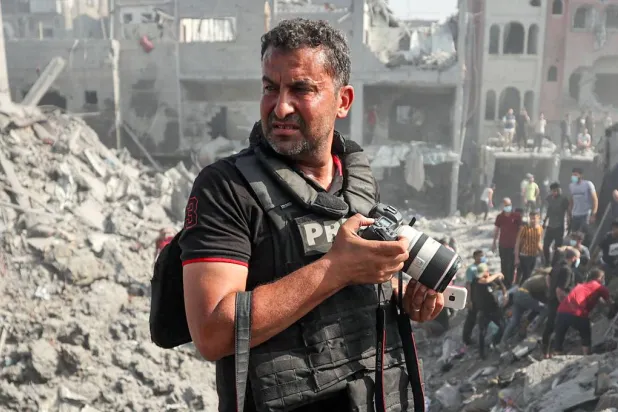 التقط المصور الفلسطيني محمود الهمص المقيم في غزة لـ«وكالة الصحافة الفرنسية» صوراً للمباني المدمرة جراء القصف الإسرائيلي على مخيم البريج للاجئين وسط قطاع غزة 2 نوفمبر 2023 مع استمرار المعارك بين إسرائيل و«حركة حماس» الفلسطينية (أرشيفية - أ.ف.ب)

