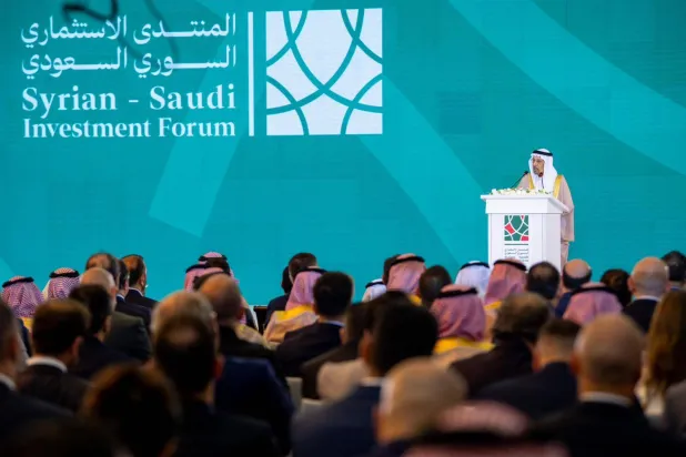 وزير الاستثمار متحدثاً إلى الحضور خلال منتدى الاستثمار السوري - السعودي في دمشق (الشرق الأوسط)