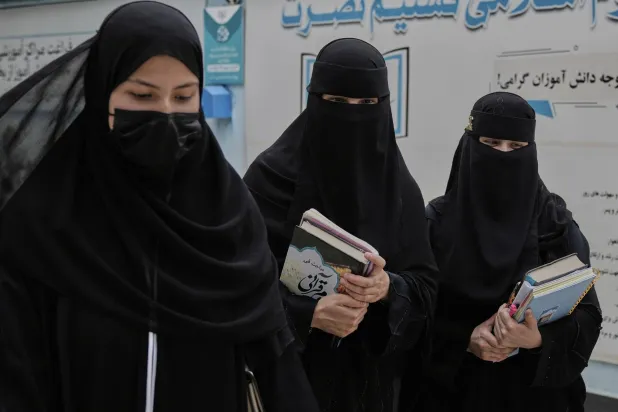 فتيات أفغانيات يسرن بفناء مركز للتعليم الديني في كابل 28 مايو 2025 (أ.ب)