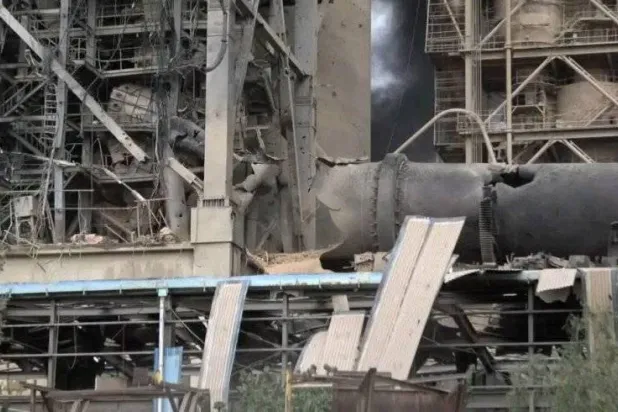 غارة إسرائيلية على مصنع «أسمنت عمران» (إكس)