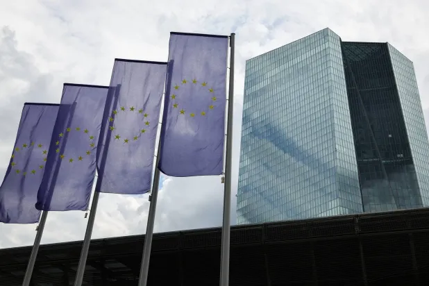 أعلام الاتحاد الأوروبي ترفرف قرب مبنى البنك المركزي الأوروبي في فرانكفورت (إ.ب.أ)