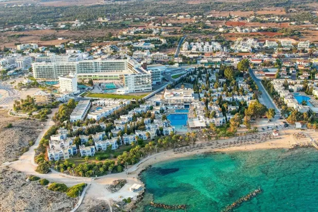 مشهد عام لمجمع سكني في مدينة ليماسول في قبرص (الشرق الأوسط)