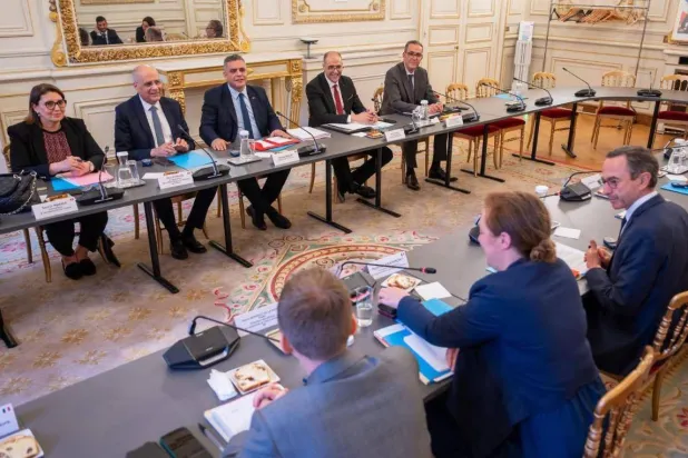 جانب من محادثات وزير الداخلية التونسي والوفد المرافق له مع عدد من كبار المسؤولين الحكوميين والأمنيين في باريس (متداولة)