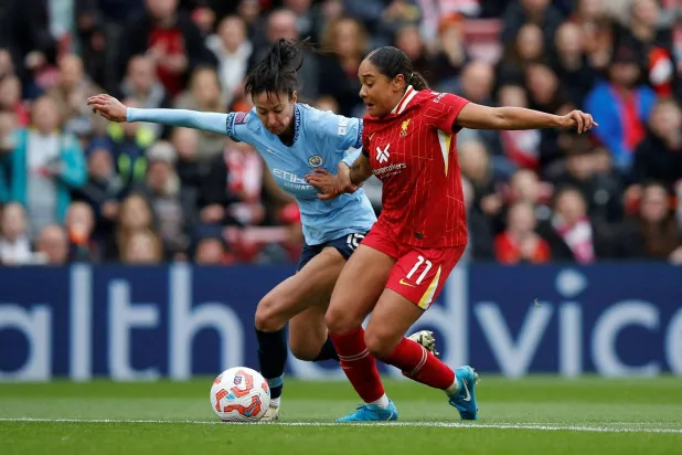 السماح بالمشروبات الروحية في مدرجات 7 أندية في دوري السوبر للسيدات (رويترز)