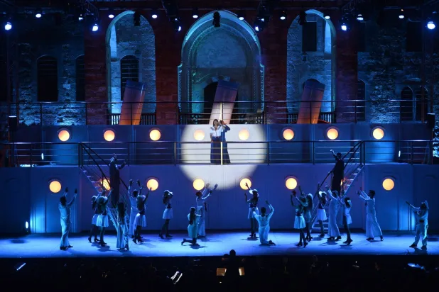 لوحات قدمها طوال العرض 23 راقصاً وراقصة (مهرجانات بيت الدين)