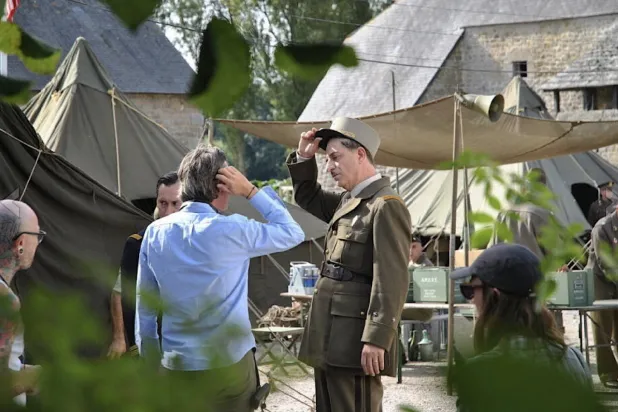 سيمون أبكاريان خلال تصوير «ديغول - الجزء الأول» (باتيه فيلمز)