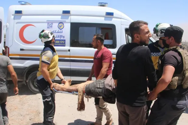 فِرق «الدفاع المدني السوري» تنتشل جثامين الضحايا في معرة مصرين (حساب «إكس»)