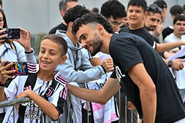 طفل من أنصار يوفنتوس يطلب التقاط صورة مع البرتغالي ماريو (نادي يوفنتوس)