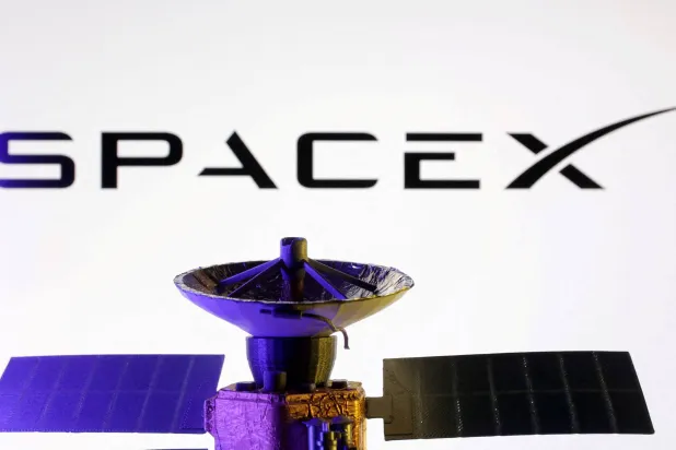 شعار شركة «سبيس إكس» ونموذج لقمر اصطناعي يظهران في صورة مركبة (رويترز)