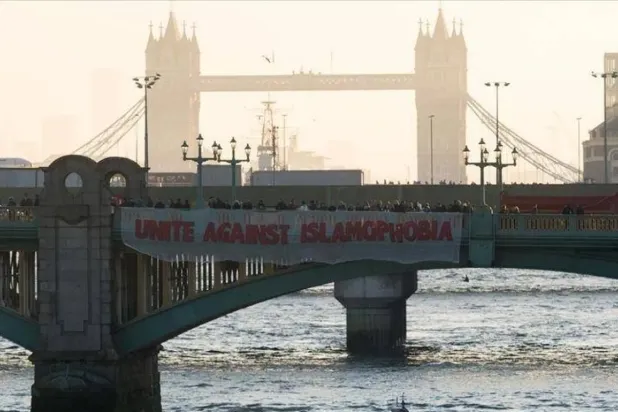 Birleşik Krallık’ta yapılan bir araştırmaya göre, 10 Müslümandan 7'si işyerlerinde İslamofobik uygulamalara maruz kalıyor. (Sosyal medya)
