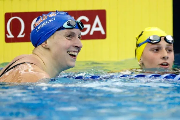 الكندية سمر ماكنتوش (يمين) مع منافستها الأميركية كاتي ليديكي (وسائل إعلام عالمية)