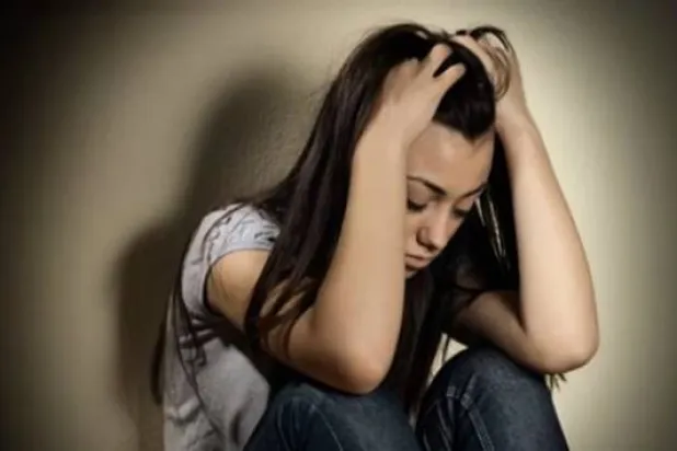 الحزن طبيعي بعد الانفصال لكن يجب ألا يتحوّل إلى عذاب (رويترز)