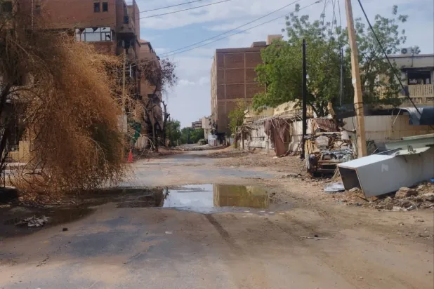 مشهد لشارع الصحف وتبدو عليه آثار الخراب والدمار (الشرق الأوسط)