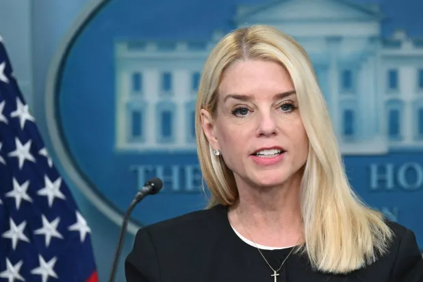 وزيرة العدل الأميركية بام بوندي خلال مؤتمر صحافي في واشنطن العاصمة (أ.ف.ب)