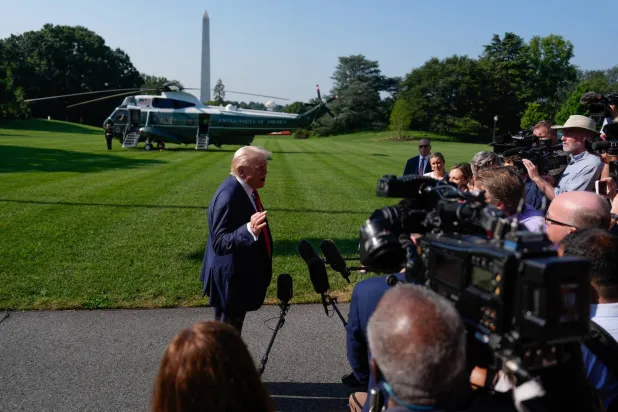 الرئيس الأميركي دونالد ترمب يتحدث إلى الصحافيين في البيت الأبيض قبل مغادرته متجهاً إلى أسكوتلندا يوم الجمعة (رويترز)