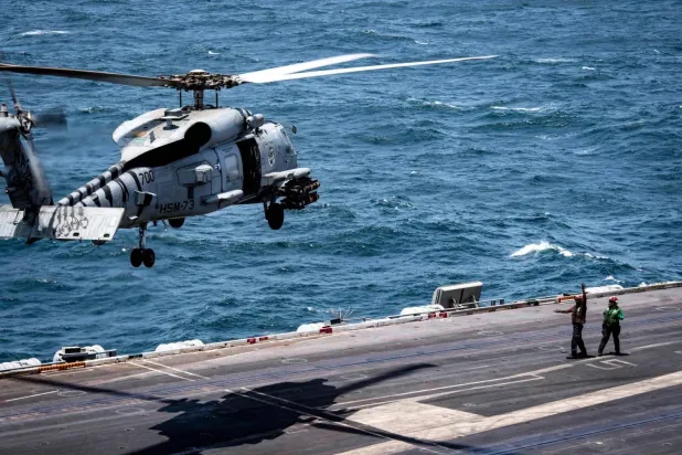 Bir “Sea Hawk” helikopteri, ABD Merkez Komutanlığı operasyon bölgesi üzerinde bulunan “Nimitz” uçak gemisinden kalkış yapıyor (ABD Ordusu)