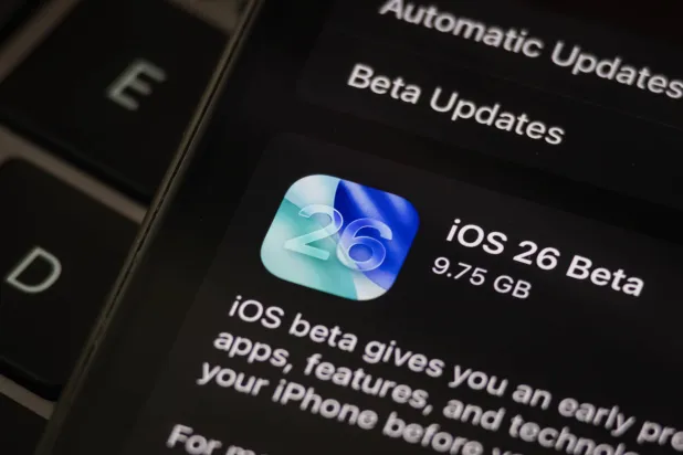 يتميز «iOS 26» بتصميم «ليكويد غلاس» المستوحى من «visionOS» ما يوفر واجهة موحدة عبر شاشة القفل والرئيسية ومركز التحكم والأيقونات (غيتي)