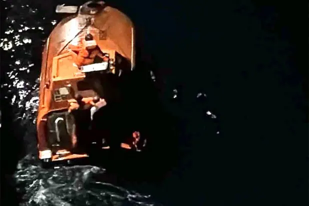 الحكومة اليمنية أشارت في شكواها إلى استهداف حياة وسلامة طاقم السفينة اليونانية «ماجيك سيز» (أ.ف.ب)