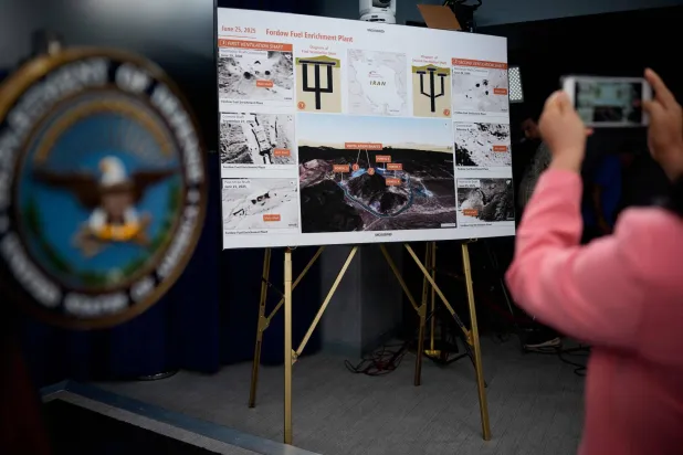 ملصق لمنشأة فوردو لتخصيب الوقود يُعرض عقب مؤتمر صحافي لوزير الدفاع ورئيس الأركان في البنتاغون 26 يونيو 2025 (أ.ف.ب)