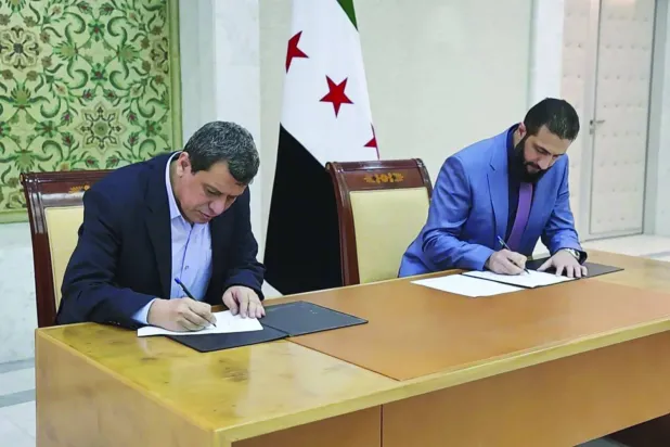 Şara ve Abdi, 10 Mart 2025'te SDG'nin Suriye ordusuyla birleşme anlaşmasını imzalarken (EPA)