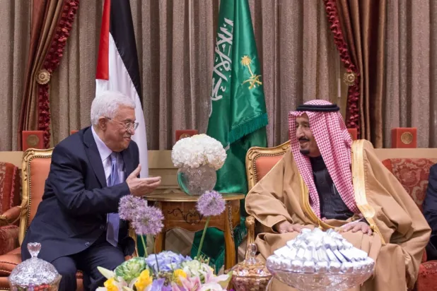 الملك سلمان بن عبد العزيز مستقبلاً الرئيس محمود عباس في الرياض 30 ديسمبر 2015 (واس)