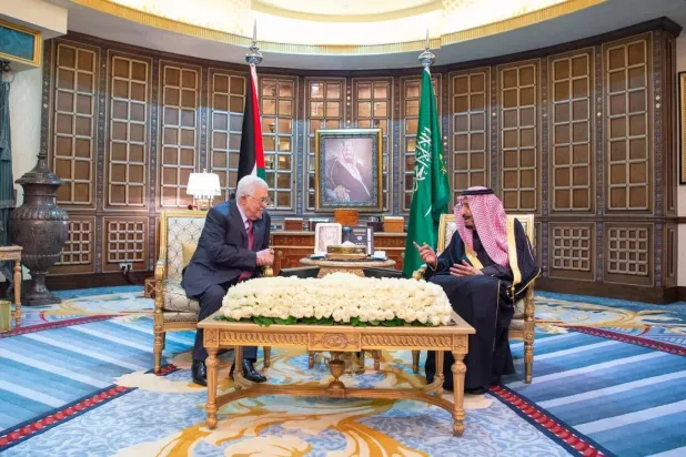 Kral Selman bin Abdulaziz, 12 Şubat 2019'da Riyad'da Filistin Devlet Başkanı Mahmud Abbas ile bir araya geldi. (SPA)