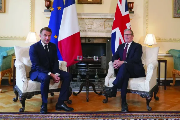 ماكرون وستارمر (أ.ب)