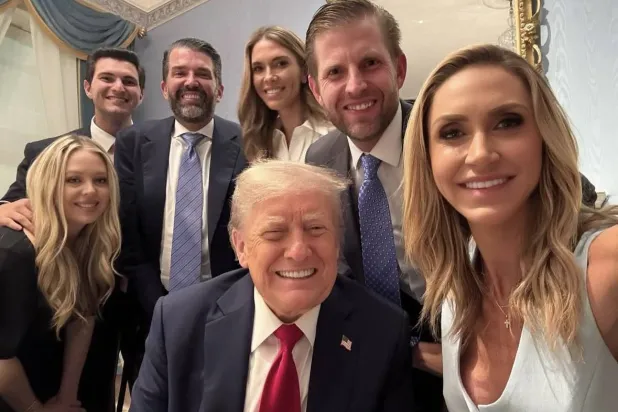 الرئيس الأميركي دونالد ترمب مع كنّته المغنية متوسّطاً أولاده وأزواجهم (إنستغرام)