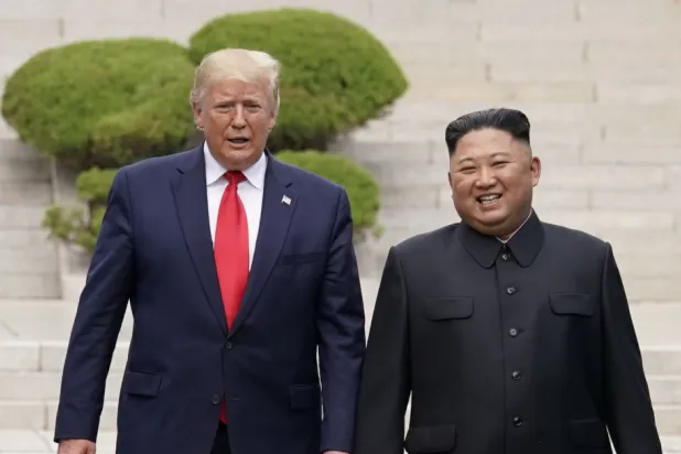 الزعيم الكوري الشمالي كيم جونغ أون (يمين) يقف إلى جانب الرئيس الأميركي دونالد ترمب (رويترز)
