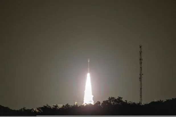 انطلاق الصاروخ الأوروبي الصغير «فيغا سي» في كورو (أ.ف.ب)