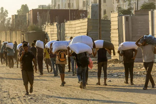 «لعبة رماية على مدنيين جوعى»... جراح بريطاني يروي فظائع الجيش الإسرائيلي بغزة