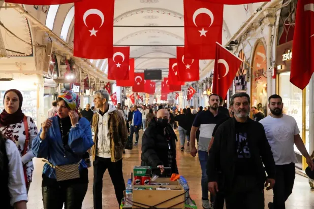 متسوقون في «غراند بازار» في إسطنبول (رويترز)