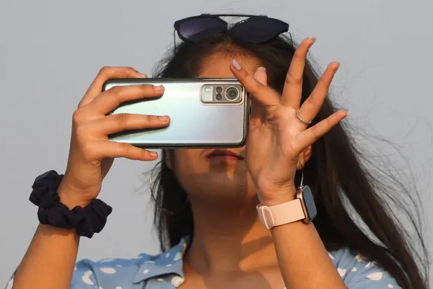 الضوء الأزرق يضر بالطبقات الداخلية للبشرة (رويترز)