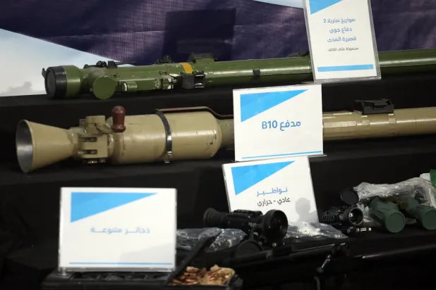 جانب من شحنة أسلحة إيرانية اعترضتها القوات اليمنية وكانت في طريقها إلى الحوثيين (إ.ب.أ)