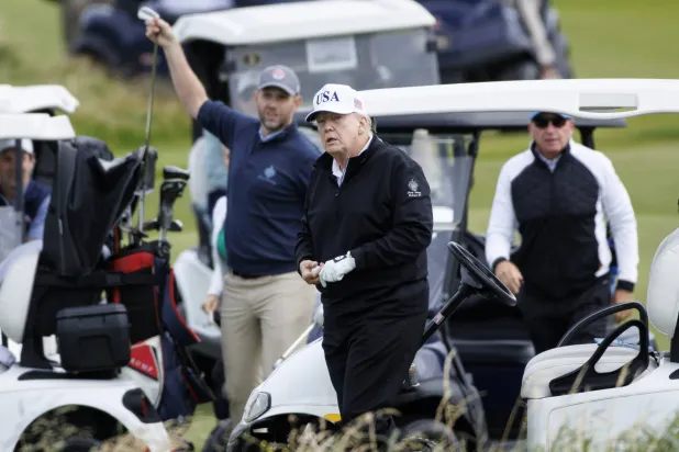 ترمب يمارس رياضة الغولف في «ترمب تيرنبيري» خلال زيارة خاصة إلى تيرنبيري - اسكوتلندا (إ.ب.أ)