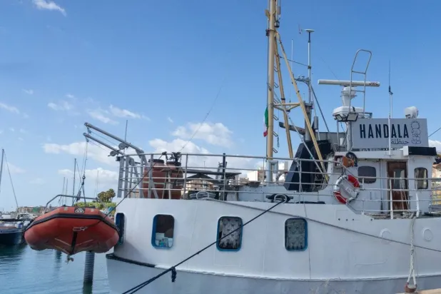 Hanzala gemisi, Gazze kıyılarına doğru yola çıkmadan önce İtalya'da son hazırlıklarını yapıyor (Gazze Ablukasını Kırmak için Uluslararası Komite, X platformu aracılığıyla)