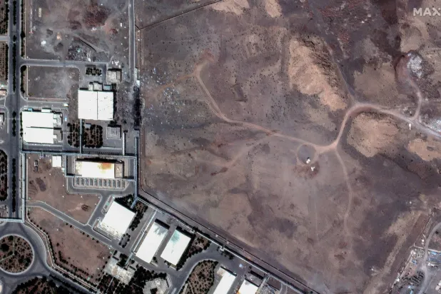 صورة من قمر اصطناعي تُظهر حفراً في منشأة نطنز عقب غارات جوية أميركية وسط الصراع الإيراني الإسرائيلي (رويترز)