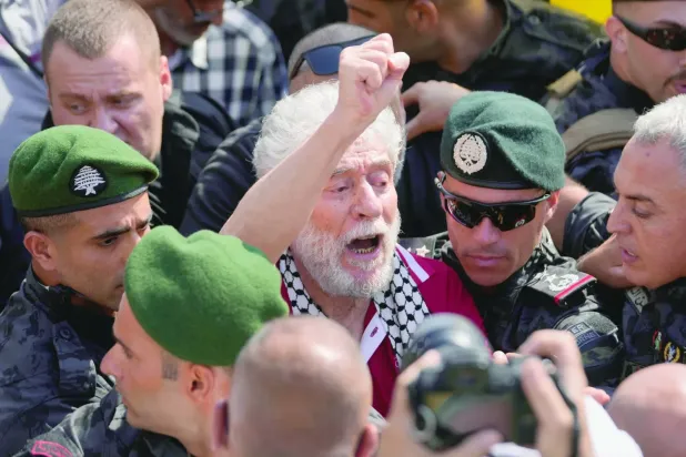 Georges Abdullah, Beyrut havaalanına gelişinde taraftarlarını selamlıyor (AP)