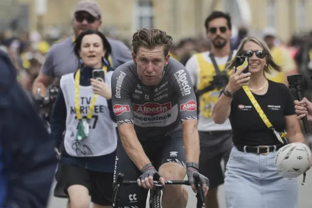 الدراج الأسترالي كايدن غروفز يتفوق في تور دي فرانس (أ.ب)