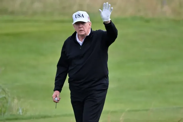 ABD Başkanı Donald Trump, İskoçya'nın güneybatısındaki Turnberry Golf Kulübü'nde golf oynuyor (AFP)