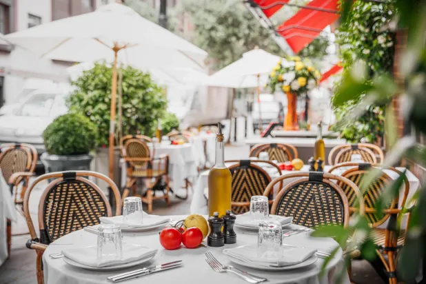 جلسة خارجية في «لا بيتيت ميزون» بلندن (الشرق الأوسط)