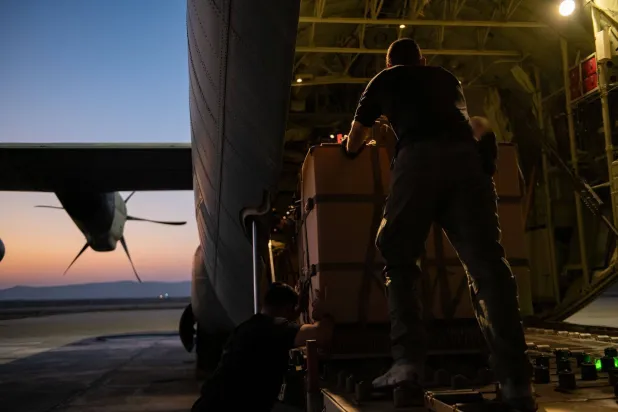 تحميل مساعدات إنسانية على متن طائرة نقل عسكري تمهيداً لإسقاطها جواً فوق غزة (الجيش الإسرائيلي)