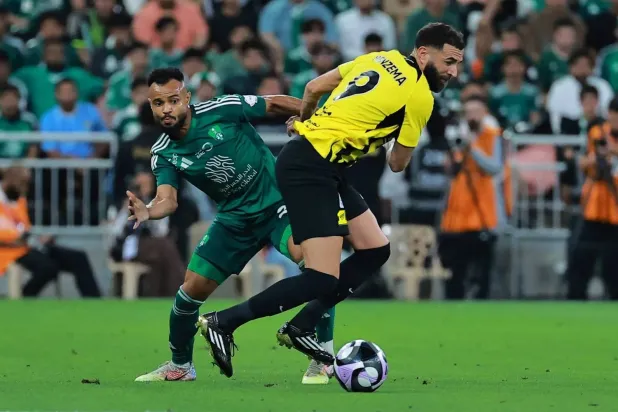 مجرشي في صراع على الكرة مع بنزيمة خلال منافسات الموسم الماضي (رويترز)